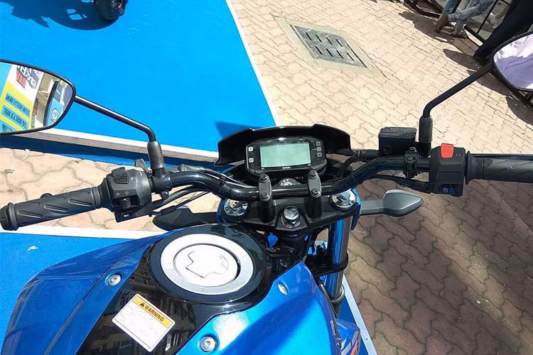 Hai bên thân xe môtô Gixxer ABS mới được trang bị ốp nhựa kèm bộ tem đấu mới, cụm đồng hồ điện tử LCD hiển thị đầy đủ các thông số kỹ thuật. Cụm tay lái rộng với các nút bấm đơn giản, bình xăng thể tích 12 lít. Ở phiên bản FI, Suzuki Gixxer SF ABS có trọng lượng 140 kg.