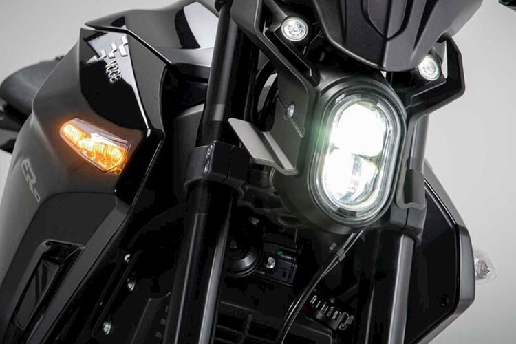 Mẫu xe máy điện Voge ER10 sở hữu kiểu dáng của dòng naked-bike với thiết kế theo phong cách hiện đại tới từ của tương lai, ngoài ra ngoại hình nhỏ gọn khiến chiếc xe hoàn toàn phù hợp cho nhu cầu sử dụng đi lại hằng ngày trong đô thị. Đầu xe tương đối độc đáo với cụm đèn pha LED hình oval và hai đèn định nằm hai bên, trong khi xi-nhan báo rẽ được rời ra phía cánh yếm của thân xe.