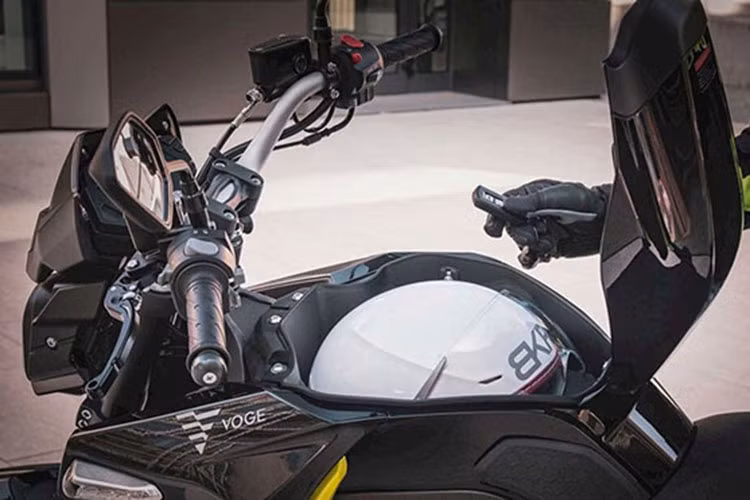 Điểm đặc biệt trên chiếc xe điện đầu tiên của Loncin đó chính là khu vực đặt bình xăng truyền thống được thay bằng khoang chứa đồ có thể để được 1 mũ bảo hiểm ¾ và trang bị sẵn hai cổng sạc USB cho các thiết bị cầm tay.