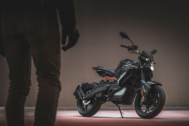 Tại lãm môtô lớn nhất thế giới EICMA 2019, hãng xe máy điện Trung Quốc có tên Voge đã mang tới đây một mẫu xe mang tên Voge ER-10. Khi đó, mẫu xe điện này mới chỉ được trưng bày ở dạng Concept mà thôi. Mới đây, Voge - hãng xe con của Loncin Trung Quốc đã chính thức cho ra mắt phiên bản thương mại của mẫu xe điện này tại thị trường Ý.