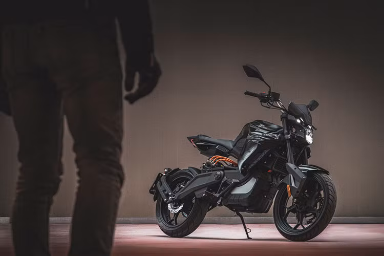 Tại lãm môtô lớn nhất thế giới EICMA 2019, hãng xe máy điện Trung Quốc có tên Voge đã mang tới đây một mẫu xe mang tên Voge ER-10. Khi đó, mẫu xe điện này mới chỉ được trưng bày ở dạng Concept mà thôi. Mới đây, Voge - hãng xe con của Loncin Trung Quốc đã chính thức cho ra mắt phiên bản thương mại của mẫu xe điện này tại thị trường Ý.