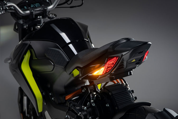 Voge ER-10 2021 mới có tổng trọng lượng 114kg, chiều cao yên xe 800mm. Xe được trang bị khung hợp kim, phuộc trước USD và monoshock phía sau, cặp lốp nguyên bản trên xe có kích thước 110/70 và 140/60 trước sau, kết hợp mâm đúc hợp kim 17 inch. Ở trang bị an toàn, xe có ABS 2 kênh trên hệ thống phanh đĩa đơn hợp lý.