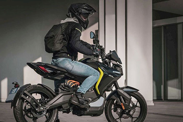 Cung cấp năng lượng cho động cơ điện là khối pin có công suất do SinoEV sản xuất có mức công suất 3,7kWh và phạm vi hoạt động tối đa là 100km. Trọng lượng pin là 30kg với khoảng thời gian sạc đầy pin là 5 tiếng và có thể sử dụng nguồn điện sinh hoạt thông qua sạc 1,2kW nằm ở đuôi xe.