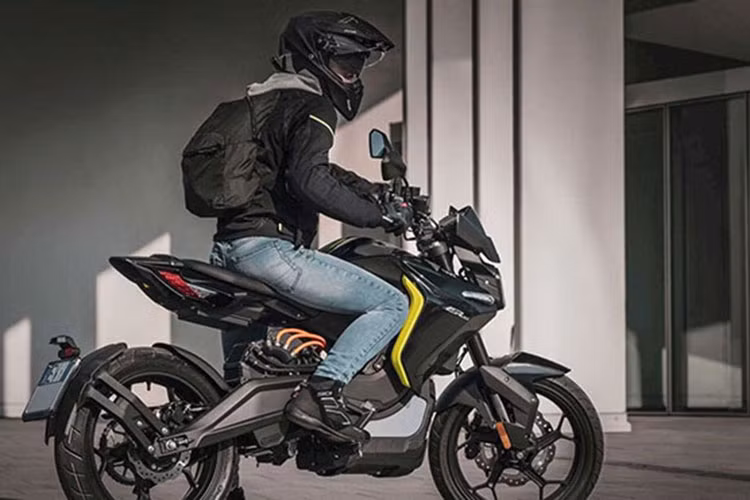 Cung cấp năng lượng cho động cơ điện là khối pin có công suất do SinoEV sản xuất có mức công suất 3,7kWh và phạm vi hoạt động tối đa là 100km. Trọng lượng pin là 30kg với khoảng thời gian sạc đầy pin là 5 tiếng và có thể sử dụng nguồn điện sinh hoạt thông qua sạc 1,2kW nằm ở đuôi xe.