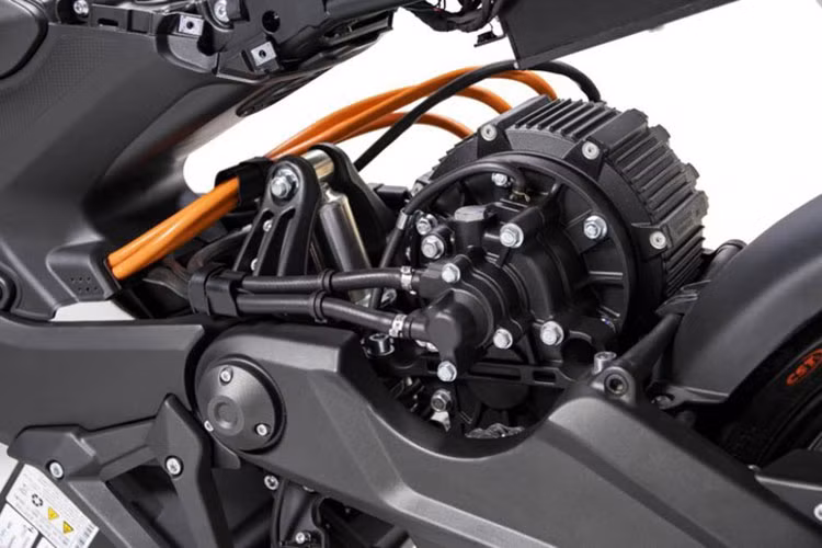 Trái tim của Voge ER10 là một động cơ điện, làm mát bằng chất lỏng sản sinh công suất tối đa 12,1 mã lực tại 3.550 rpm và mô-men xoắn cực đại 12,3Nm tại 4.660 rpm. Tốc độ tối đa theo nhà sản xuất công bố là 90km/h và có sẵn hai chế độ lái là Eco và Sport.