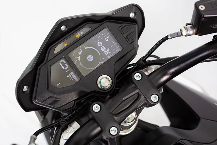 Bảng đồng hồ mẫu xe máy điện Voge ER10 của Trung Quốc là màn hình LCD chia thành 2 phần hiển thị đầy đủ thông tin. Bên cạnh đó ER10 cũng được trang bị khóa smartkey có thể mở cốp chứa đồ và tìm xe trong bãi đỗ.