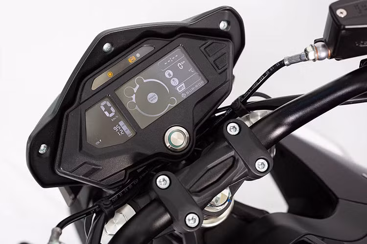 Bảng đồng hồ mẫu xe máy điện Voge ER10 của Trung Quốc là màn hình LCD chia thành 2 phần hiển thị đầy đủ thông tin. Bên cạnh đó ER10 cũng được trang bị khóa smartkey có thể mở cốp chứa đồ và tìm xe trong bãi đỗ.