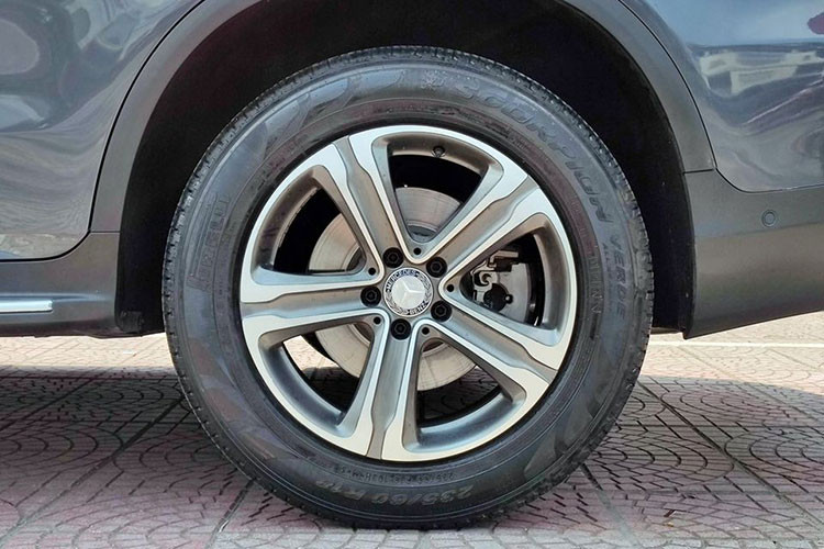 Đuôi xe của Mercedes-Benz GLC 250 đời 2016 được thiết kế khá gọn gàng, nhưng vẫn mang chút hơi hướng của GLK nhưng không còn vuông vức mà sở hữu những đường cong uốn lượn hơn. Cụm đèn hậu dạng led được thiết kế mềm mại ôm sát phần góc đuôi xe, cản sau thể thao nổi bật với cặp ống xả đơn đặt đối xứng 2 bên được mạ crom, mâm hợp kim nhôm cỡ lớn kích thước 18 inch.