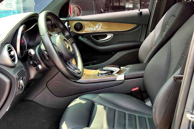 GLC 250 4MATIC được trang bị động cơ I4 2.0L sản sinh 211 mã lực, Hộp số tự động 9 cấp 9G-TRONIC đi kèm hệ dẫn động 4MATIC. Mô-men xoắn cực đại 350 ngay từ vòng tua máy 1.200 vòng/phút, có mức tiêu hao nhiên liệu trung bình ở mức 6.5L/100 km. Đi kèm 5 chết độ lái khác nhau là "Comfort", "ECO", "Sport", "Sport+" và “Individual”.