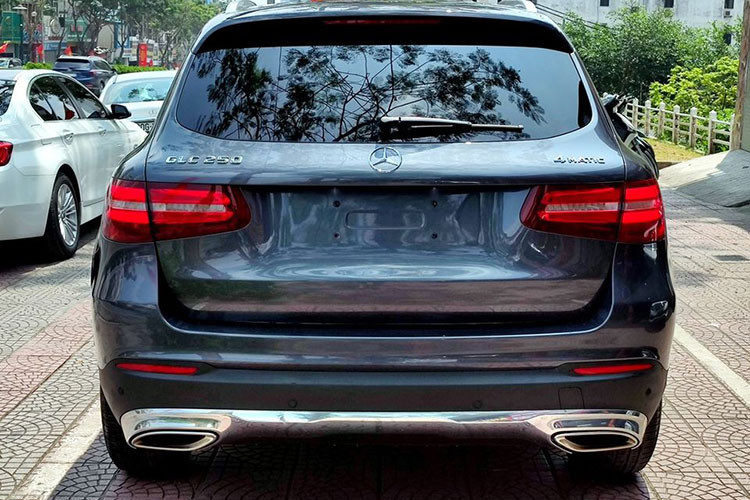 Ra mắt từ tháng 4/2016 tại thị trường ôtô Việt, dòng xe Mercedes-Benz GLC được xem là mẫu SUV hạng sang bán chạy nhất trong nhiều năm liên tục. Theo nhiều chuyên gia cho hay, GLC gần như vô đối trong phân khúc bởi mức giá đề xuất thấp hơn nhờ lợi thế lắp ráp trong nước, hệ thống dịch vụ gần như có khắp mọi nơi cũng như chia nhỏ các phiên bản từ thấp tới cao dựa trên nhu cầu người dùng.