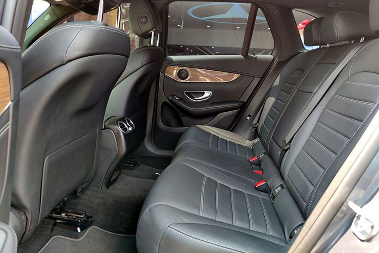 Xe được trang bị hệ thống hỗ trợ phòng ngừa va chạm với chức năng hỗ trợ tự động giảm tốc cho xe. Việc lái xe vào ban đêm cũng trở nên an toàn hơn nhờ vào cụm đèn trước LED toàn phần thông minh. Những công nghệ an toàn tiêu chuẩn khác khác như chức năng cảnh báo mất tập trung ATTENTION ASSIST, hệ thống chống bó cứng phanh ABS, hỗ trợ lực phanh khẩn cấp BAS, chống trượt khi tăng tốc ASR,...