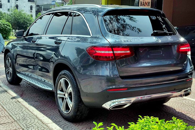 Về ngoại hình, Mercedes-Benz GLC 250 tại Việt Nam trông mềm mại hơn so với dòng tiền nhiệm GLK. Kích thước tổng thể của xe lần lượt là 4.656 x 1.890 x 1.644 mm, chiều dài cơ sở đạt 2.873 mm. Mặc dù có kích thước tổng thể lớn hơn, chiếc dài cơ sở lớn hơn, nhiều trang bị hơn, Mercedes GLC-Class mới vẫn nhẹ hơn phiên bản GLK trước tới 80 kg.