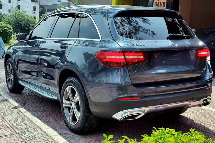 Về ngoại hình, Mercedes-Benz GLC 250 tại Việt Nam trông mềm mại hơn so với dòng tiền nhiệm GLK. Kích thước tổng thể của xe lần lượt là 4.656 x 1.890 x 1.644 mm, chiều dài cơ sở đạt 2.873 mm. Mặc dù có kích thước tổng thể lớn hơn, chiếc dài cơ sở lớn hơn, nhiều trang bị hơn, Mercedes GLC-Class mới vẫn nhẹ hơn phiên bản GLK trước tới 80 kg.