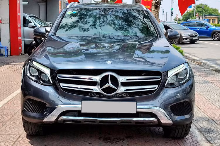 Giá xe Mercedes-Benz GLC 250 khi lần đầu tiên ra mắt vào năm 2016 được chào bán chính hãng khoảng hơn 1,789 tỷ đồng (chưa tính phí ra biển số). Chiếc xe trong bài được chủ nhân bán ra khoảng 1,3 tỷ đồng trên sàn xe cũ, như vậy nó bị cắt lỗ khá ít - chỉ khoảng hơn 500 triệu đồng cho 5 năm lăn bánh tại Việt Nam.