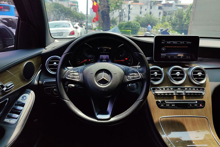 Khoang nội thất xe ấn tượng với bảng điều khiển liền khối cùng chất liệu cao cấp làm từ da, gỗ và hợp kim nhôm. Cửa sổ trời siêu rộng panoramic, đèn viền nội thất 3 màu, hệ thống âm thanh vòm Burmester 13 loa công suất 590 watt. Hệ thống dẫn đường và định vị vệ tinh toàn cầu GPS tích hợp bản đồ Việt Nam, chìa khóa KEYLESS-GO.