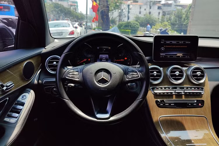 Khoang nội thất xe ấn tượng với bảng điều khiển liền khối cùng chất liệu cao cấp làm từ da, gỗ và hợp kim nhôm. Cửa sổ trời siêu rộng panoramic, đèn viền nội thất 3 màu, hệ thống âm thanh vòm Burmester 13 loa công suất 590 watt. Hệ thống dẫn đường và định vị vệ tinh toàn cầu GPS tích hợp bản đồ Việt Nam, chìa khóa KEYLESS-GO.