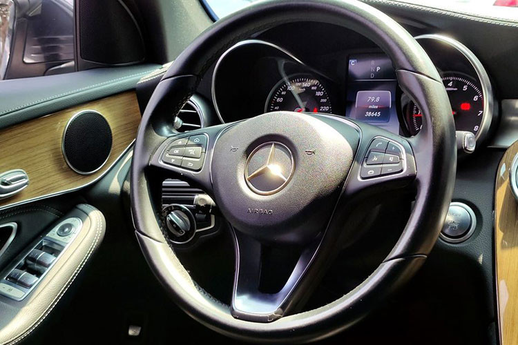 Ghế trước điều chỉnh điện nhớ 3 vị trí, màn hình màu TFT 7-inch, bộ thu sóng phát thanh, kết nối Bluetooth, trình duyệt Internet. Touchpad điều khiển cảm ứng trên bệ trung tâm,đầu đọc thẻ cho hệ thống dẫn đường và định vị vệ tinh toàn cầu GPS, hỗ trợ các thiết bị giải trí di động,...