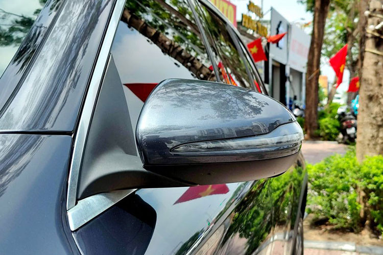 Trên mẫu SUV hạng sang Mercedes-Benz GLC 250, xe không còn mang kiểu dáng “hình hộp” vuông vức đặc trưng trên GLK mà đã lột xác trở thành một chiếc xe ấn tượng với ngôn ngữ thiết kế “Sensual Purity. Phần đầu xe trông nổi bật với lưới tản nhiệt thanh đôi nằm ngang, logo ngôi sao ba cánh ở giữa. Cụm đèn pha cỡ lớn tích hợp đèn chiếu sáng ban ngày dạng LED.