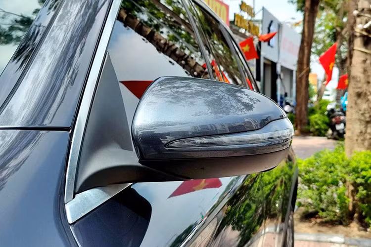 Trên mẫu SUV hạng sang Mercedes-Benz GLC 250, xe không còn mang kiểu dáng “hình hộp” vuông vức đặc trưng trên GLK mà đã lột xác trở thành một chiếc xe ấn tượng với ngôn ngữ thiết kế “Sensual Purity. Phần đầu xe trông nổi bật với lưới tản nhiệt thanh đôi nằm ngang, logo ngôi sao ba cánh ở giữa. Cụm đèn pha cỡ lớn tích hợp đèn chiếu sáng ban ngày dạng LED.