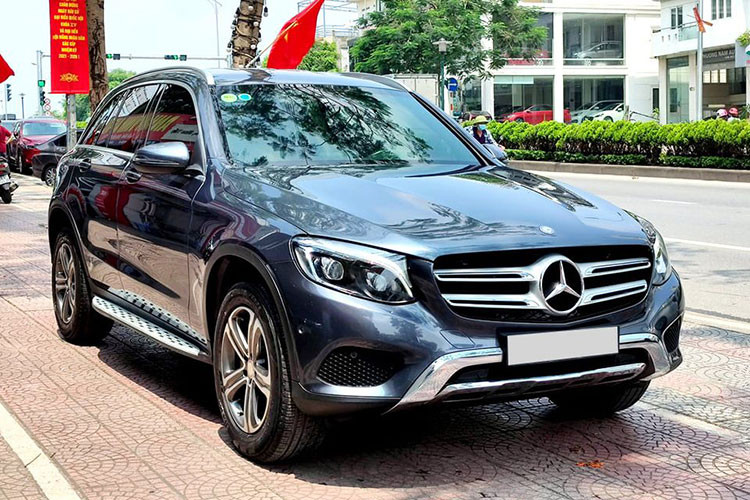 Mercedes-Benz GLC 250 là dòng SUV hạng sang ra mắt lần đầu tiên vào năm 2016. Nó được phát triển hoàn toàn mới để thay thế cho mẫu GLK trước đây, đồng thời dùng chung sàn MRA với dòng sedan C-Class. Mới đấy, trên thị trường xe cũ Hà Nội xuất hiện một chiếc Mercedes-Benz GLC 250 đời 2016 được chủ nhân chào bán. Chiếc xe đã lăn bánh khoảng hơn 60.000 km và sở hữu ngoại thất màu tối còn khá đẹp mắt.