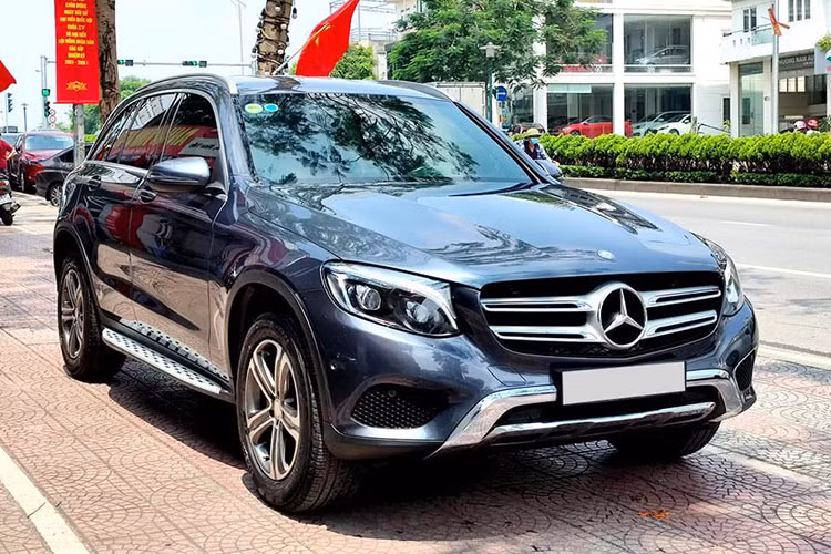 Mercedes-Benz GLC 250 là dòng SUV hạng sang ra mắt lần đầu tiên vào năm 2016. Nó được phát triển hoàn toàn mới để thay thế cho mẫu GLK trước đây, đồng thời dùng chung sàn MRA với dòng sedan C-Class. Mới đấy, trên thị trường xe cũ Hà Nội xuất hiện một chiếc Mercedes-Benz GLC 250 đời 2016 được chủ nhân chào bán. Chiếc xe đã lăn bánh khoảng hơn 60.000 km và sở hữu ngoại thất màu tối còn khá đẹp mắt.