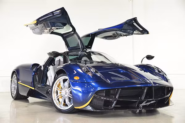 Floyd Mayweather tau hai sieu xe Pagani va Aston Martin