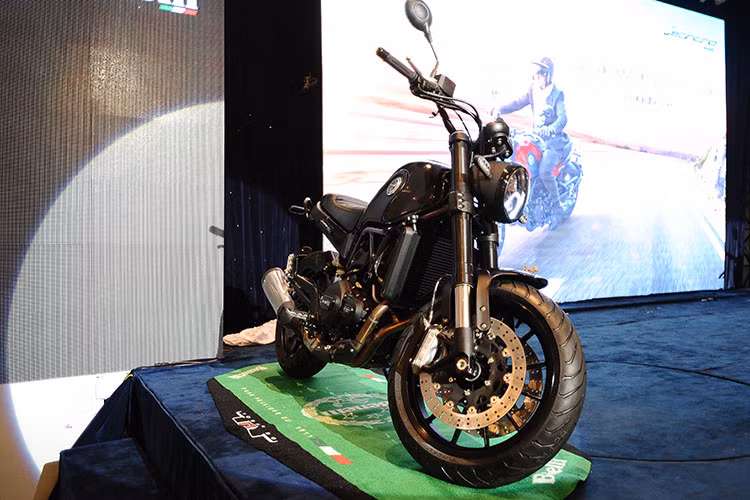 Tại thị trường Việt Nam, mẫu xe môtô mang phong cách hoài cổ Benelli Leoncino 2018 mới này sẽ được phân phối với 2 tùy chọn màu sơn là đỏ Leoncino Red và đen Vulcan Black. Xe đi kèm chế độ bảo hành 2 năm hoặc 30.000km của thương hiệu này, tùy theo điều kiện nào đến trước.