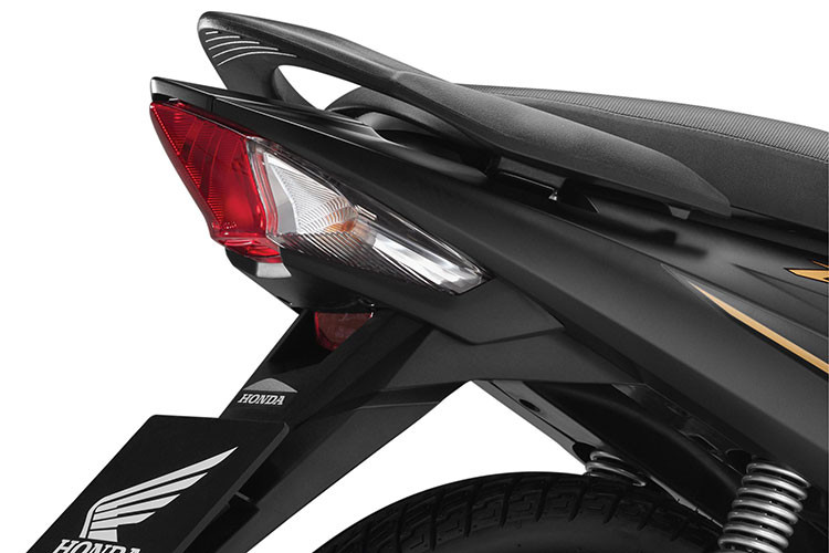 Bên cạnh đó, Wave RSX FI 110 phiên bản mới còn là sự pha trộn các mảng màu sắc đầy trẻ trung và năng động. Bên cạnh màu trắng đen trẻ trung, phiên bản Thể thao (vành đúc, phanh đĩa) còn có 2 màu mới: Đỏ đen và xanh đen.