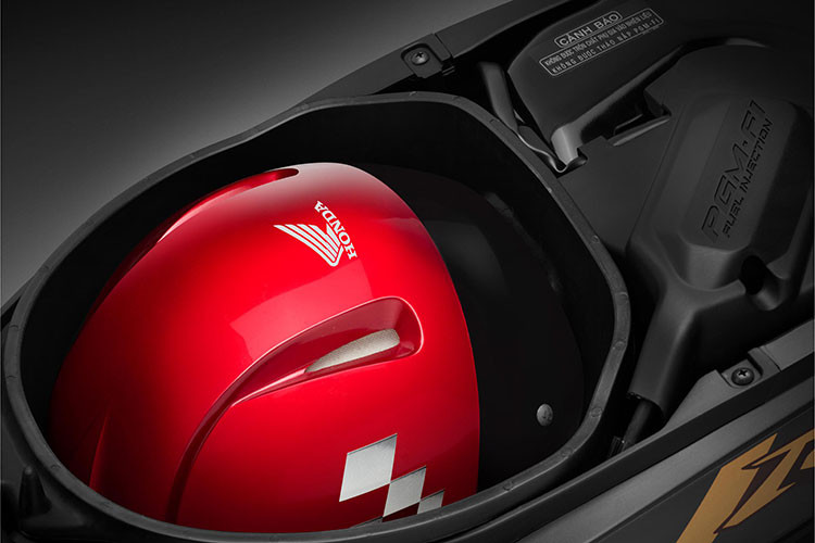 Theo đại diện Honda Việt Nam, lần đầu tiên phiên bản Đặc biệt (vành nan hoa, phanh đĩa) được bổ sung màu đen nhám tạo ấn tượng mạnh mẽ cho mẫu xe. Ngoài ra, phiên bản Tiêu chuẩn (vành nan hoa, phanh cơ) năm nay cũng thay đổi màu đỏ đen mới nổi bật.