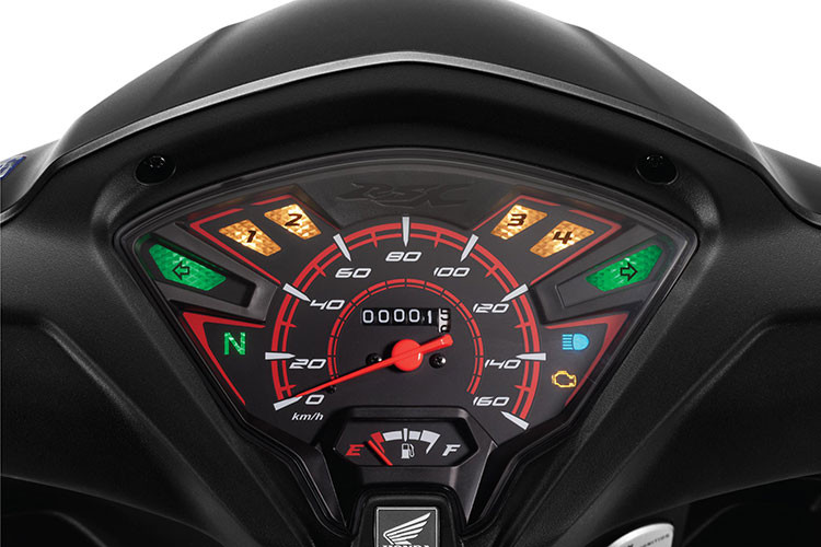 Thiết kế mặt nạ trước tinh tế kết hợp cùng cụm đèn hậu vuốt cao đem lại dáng vẻ khỏe khoắn. Mặt đồng hồ được bố trí khoa học, dễ dàng quan sát các thông số vận hành và logo RSX nổi bật phía trên tạo dấu ấn ngay từ ánh nhìn đầu tiên. 