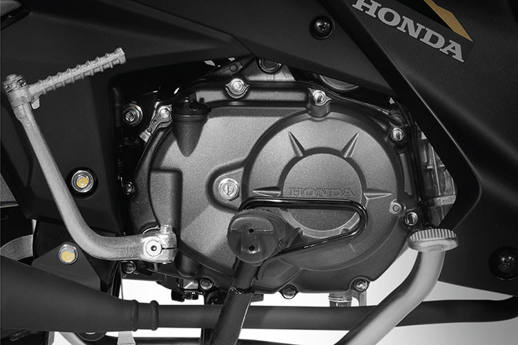 Wave RSX FI 110 nổi bật với khả năng vận hành mạnh mẽ, bền bỉ trên mọi cung đường. Phiên bản mới tiếp tục trang bị động cơ 110cc, 4 kỳ, xi lanh đơn, làm mát bằng không khí, phun xăng điện tử PGM-FI, cho công suất cực đại 6,46 kW tại 7.500 vòng/phút, mô men xoắn cực đại 8,70 Nm tại 6.000 vòng/phút.