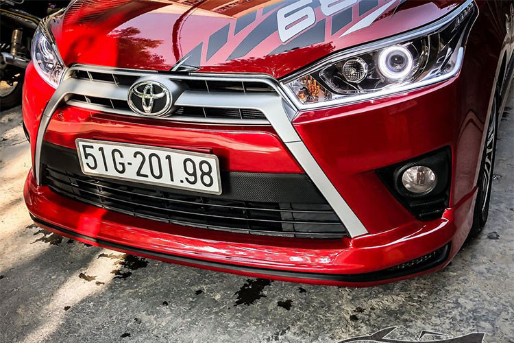 Mẫu bodylip trong bài viết này có kiểu cách đơn giản, dễ nhìn - giúp chiếc xe thêm cứng cáp. Ngoài ra bộ mâm nguyên bản được thay thế sang loại nhiều chấu cũng tạn nên một phong cách khác lạ hơn cho chiếc xe.