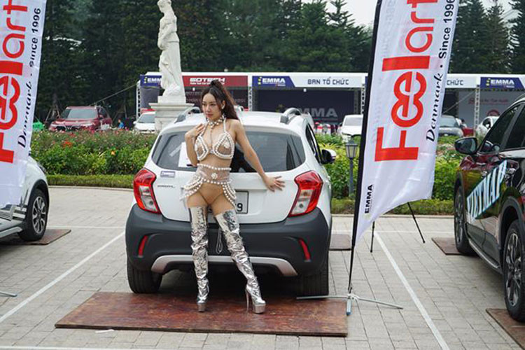 Phần lớn các ôtô tham gia thi đấu tại EMMA 2022 khu vực phía Bắc đều được trang bị 2 hệ thống âm thanh. Ngoài hệ thống lắp đặt ở nội thất để phục vụ nghe trong xe, khoang hành lý cũng được nâng cấp cho việc phát nhạc bên ngoài xe.