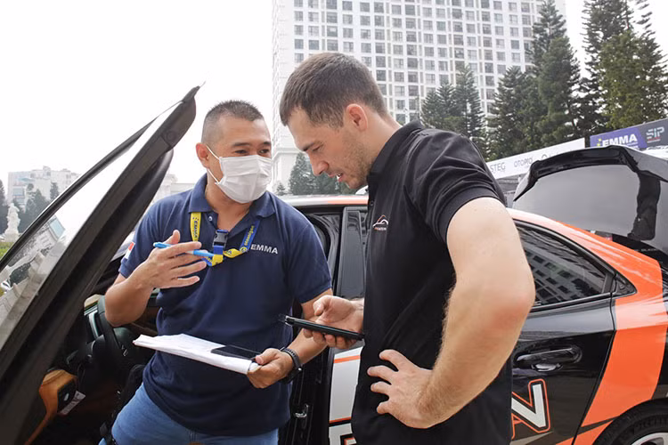 Sự kiện có khoảng 100 xe ôtô tham dự đến từ nhiều tỉnh thành như Hà Nội, TP.HCM, Thái Nguyên, Thái Bình… Trong đó gồm cả những mẫu xe phổ thông như Mitsubishi Xpander, Honda City, VinFast Fadil và xe hạng sang như Volvo S90, Toyota Land Cruiser Prado hay Aston Martin DBX - mẫu SUV có giá gần 20 tỷ đồng.