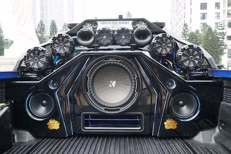 Giải thi đấu âm thanh xe hơi chuyên nghiệp EMMA (Hiệp hội âm thanh xe hơi châu Âu) đầu tiên dành cho người yêu âm thanh xe ôtô được thành lập từ năm 2000. Sứ mệnh của EMMA tạo ra sân chơi đánh giá chất lượng âm thanh bình đẳng trong và ngoài nước, thống nhất cả quy tắc, luật chấm điểm chất lượng âm thanh, tăng kiến thức về lắp đặt,…