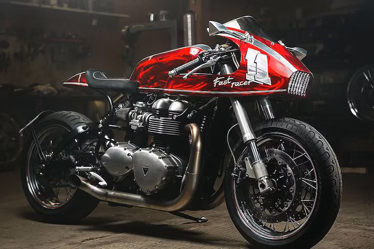 Mới đây, xưởng Timokhin Custom Design (TCD) tới từ thủ đô Mat-xcơ-va, Nga đã thực hiện một bản độ mang phong cách máy bay ấn tượng - đó chính là chiếc cafe racer Triumph Thruxton của hãng xe máy Anh Quốc.