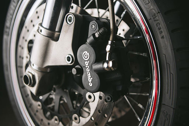 Với thân xe mới, Fast Racer trông năng động và thể thao hơn nhiều so với nguyên bản. Sau khi hoàn thiện kiểu dáng xe, TCD mới bắt đầu nâng cấp hiệu năng cho Thruxton 900 với việc thiết kế lại kết cấu phuộc đơn monoshock hoàn toàn mới ở phía sau. Trong khi đó hệ thống phuộc trước gồm cặp giảm xóc USD Marzocchi lấy từ một mẫu Ducati.