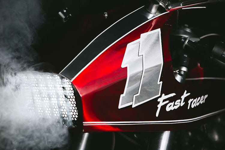 Đã có cả nguồn cảm hứng và mục tiêu cuối cùng, những người thợ của TCD đã nhanh chóng chuẩn bị các tấm nhôm để bắt đầu bắt tay vào thực hiện bản độ. Việc đầu tiên mà TCD làm đó là giảm thiểu tối đa những đường nét gây rối trên mẫu môtô hoài cổ tới từ Anh Quốc.