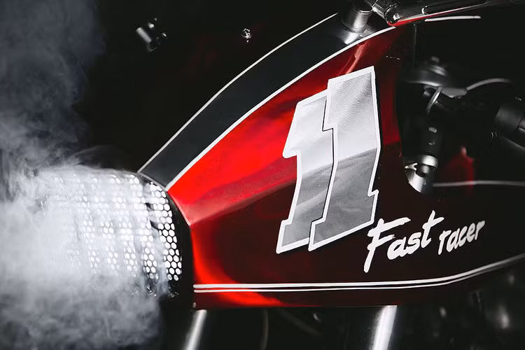 Đã có cả nguồn cảm hứng và mục tiêu cuối cùng, những người thợ của TCD đã nhanh chóng chuẩn bị các tấm nhôm để bắt đầu bắt tay vào thực hiện bản độ. Việc đầu tiên mà TCD làm đó là giảm thiểu tối đa những đường nét gây rối trên mẫu môtô hoài cổ tới từ Anh Quốc.