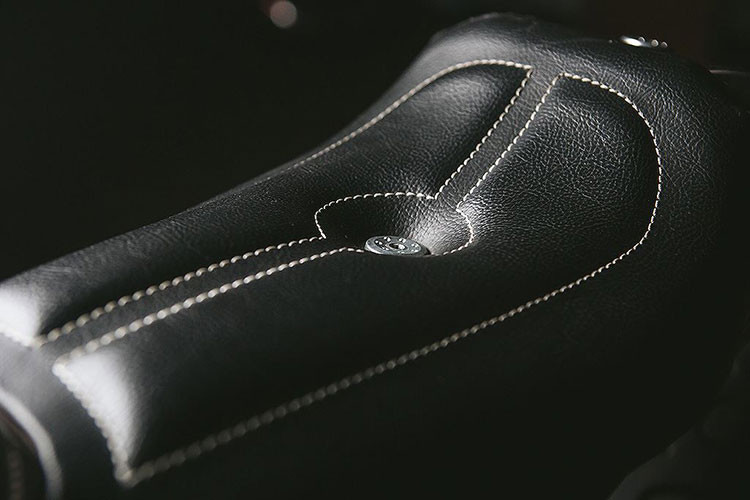 Đầu tiên, TCD đã gò một bình xăng thuôn dài và có chiều ngang hẹp. Nằm phía sau bình xăng là một tấm xương yên mỏng, được gắn phía sau phần khung phụ cưa gọn. Tuy nhiên, điểm nhấn đặc biệt nhất của bản độ mang tên Fast Racer này lại nằm ở phần đầu với quây gió gò thủ công lấy cảm hứng từ những động cơ phản lực thế hệ đầu.