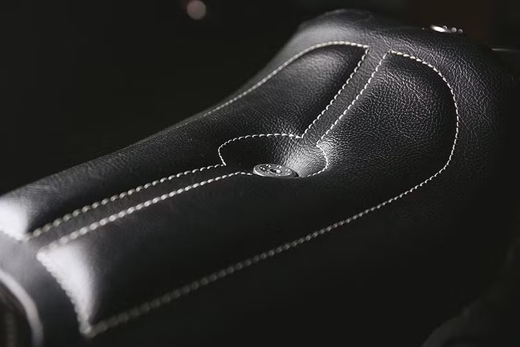 Đầu tiên, TCD đã gò một bình xăng thuôn dài và có chiều ngang hẹp. Nằm phía sau bình xăng là một tấm xương yên mỏng, được gắn phía sau phần khung phụ cưa gọn. Tuy nhiên, điểm nhấn đặc biệt nhất của bản độ mang tên Fast Racer này lại nằm ở phần đầu với quây gió gò thủ công lấy cảm hứng từ những động cơ phản lực thế hệ đầu.