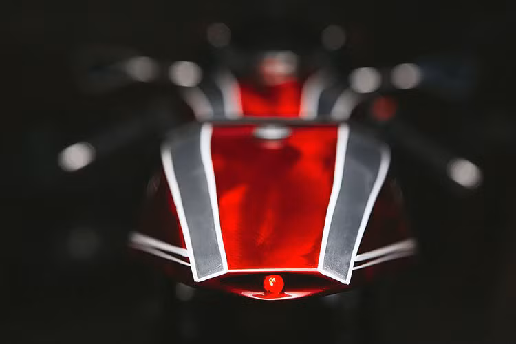 Phần đèn pha LED được giấu cẩn thận trong bộ quây, nằm phía sau các nan dọc và lưới chắn tương tự như họng hút gió của động cơ phản lực. TCD đã tích hợp một cặp xi-nhan LED vào gương chiếu hậu, đồng thời kết thúc kiểu dáng xe bằng bộ yên mỏng và gò đặc trưng của cafe racer phía sau được vuốt thon như đuôi máy bay.