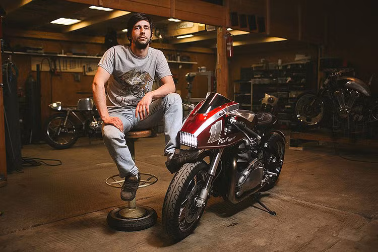 Với hơn 70 mã lực và 70Nm mô-men xoắn, hệ thống phanh cũng được nâng cấp triệt để với phanh đĩa đôi đường kính 320mm phía trước, kết hợp với heo Brembo mỗi bên. Sau khi hoàn thành, chiếc cafe racer hoài cổ Triumph Thruxton 900 độ này vẫn đậm chất Anh Quốc nhưng trông như một máy bay trên mặt đất với phong cách đầy sáng tạo.