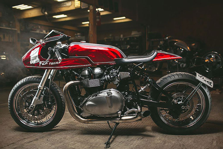 Để giữ lại kiểu dáng cổ điển cho chiếc xe, TCD đã lựa chọn tiếp tục sử dụng bánh căm, nhưng sử dụng vành bản lớn hơn. Với cỗ máy 900cc của Thruxton, xưởng độ lại nó bằng cách thay pô full system không giảm thanh, thay lọc gió thoáng KTM và lắp bộ điều chỉnh ECU Power Commander.