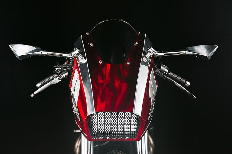 Bản độ mới nhất của TCD dựa trên cơ sở Triumph Thruxton 900 cũ của một khách hàng làm việc trong ngành hàng không. Với thú vui chạy sân đua vào cuối tuần, vị khách này đã yêu cầu xưởng tạo ra một chiếc xe với hiệu năng cao và lấy cảm hứng từ lĩnh vực mà mình đang theo đuổi. 