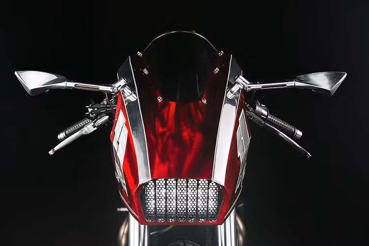 Bản độ mới nhất của TCD dựa trên cơ sở Triumph Thruxton 900 cũ của một khách hàng làm việc trong ngành hàng không. Với thú vui chạy sân đua vào cuối tuần, vị khách này đã yêu cầu xưởng tạo ra một chiếc xe với hiệu năng cao và lấy cảm hứng từ lĩnh vực mà mình đang theo đuổi. 