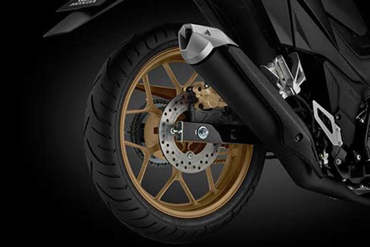 Với kích thước 2.025 x 725 x 1.102 mm, Winner 150 hiện đang là mẫu xe có kích thước lớn nhất trong phân khúc underbone côn tay thể thao tại Việt Nam. Sở hữu khoảng sáng gầm lên tới 167 mm cùng hệ thống ống xả thiết kế cao - chiếc xe cũng có thể dễ dàng sử dụng trên mọi địa hình.