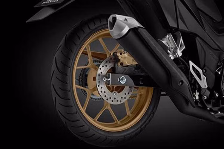 Với kích thước 2.025 x 725 x 1.102 mm, Winner 150 hiện đang là mẫu xe có kích thước lớn nhất trong phân khúc underbone côn tay thể thao tại Việt Nam. Sở hữu khoảng sáng gầm lên tới 167 mm cùng hệ thống ống xả thiết kế cao - chiếc xe cũng có thể dễ dàng sử dụng trên mọi địa hình.