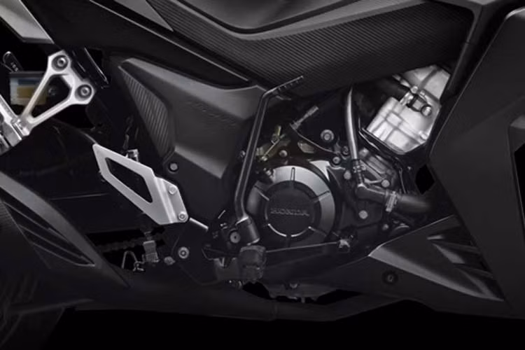 Xe sở hữu khối động cơ xy-lanh đơn, DOHC, phun xăng điện tử, làm mát bằng dung dịch, dung tích 149,1 cc. Kết hợp với hộp số 6 cấp, động cơ tạo ra công suất tối đa 15,4 mã lực tại vòng tua máy 9.000 vòng/phút và mô-men xoắn cực đại 13,5 Nm tại vòng tua máy 6.500 vòng/phút.