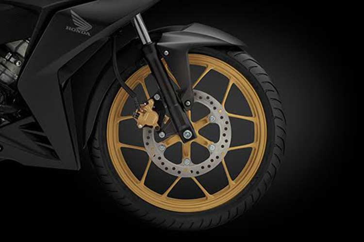 Giàn chân trước của xe được trang bị phuộc trước dạng ống lồng song song, sau dạng đơn monoshock. Cặp lốp không săm cỡ lớn với kích thước 90/80-17M 46P trước và 120/70-17M/C 58P sau. Bên cạnh đó là cặp phanh đĩa có kích thước 256 mm trước và 220 mm sau. Đặc biệt là bộ mâm mới với màu vàng ánh kim nổi bật.